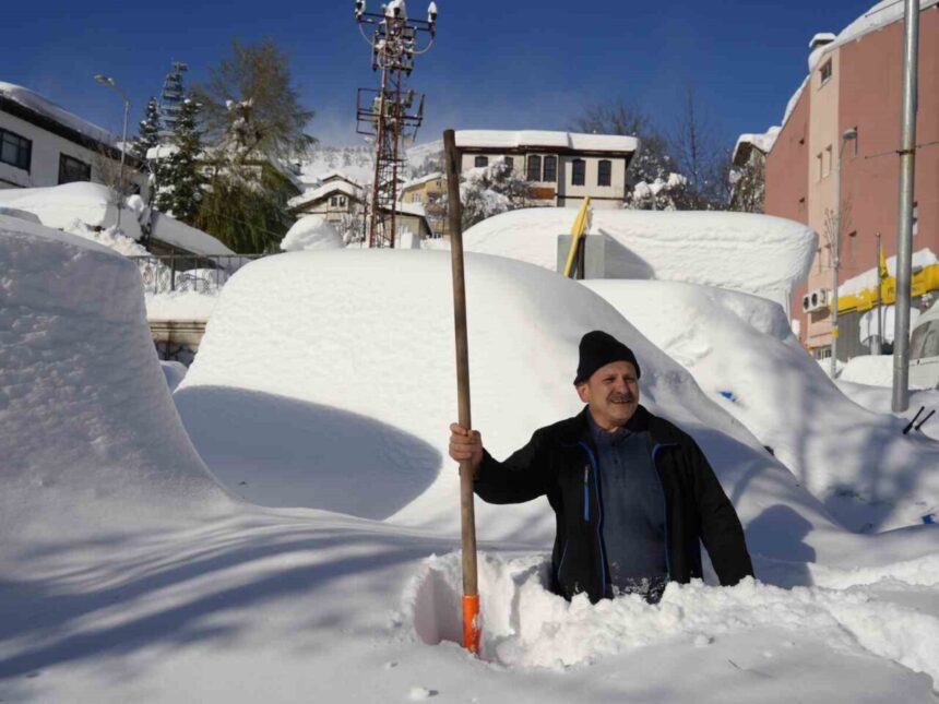Kastamonu’da kar kalınlığı 1,5 metreyi aştı, hayat durma noktasına geldi. Ekipler yolları açmak için çalışıyor.