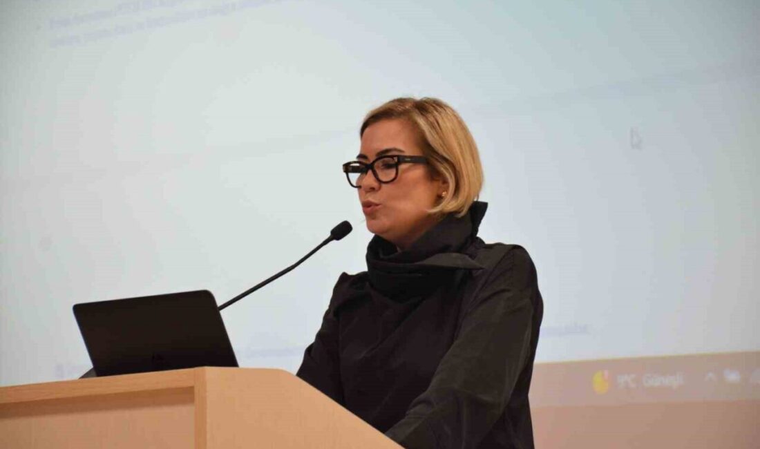 Anadolu Üniversitesi'nde gerçekleştirilen atölyede yapımcı Esin Özalp Öztürk, belgesel sinemasında