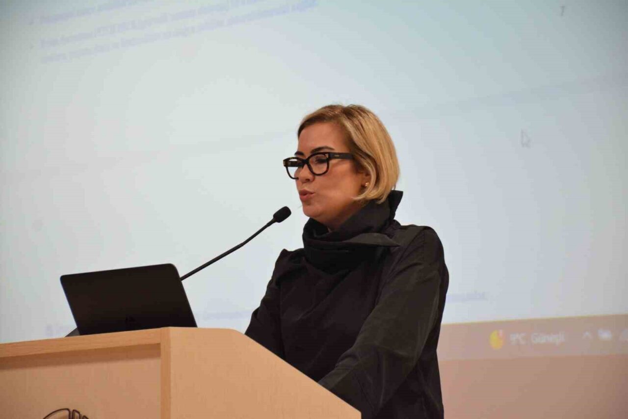 Anadolu Üniversitesi'nde gerçekleştirilen atölyede yapımcı Esin Özalp Öztürk, belgesel sinemasında