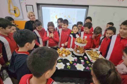 İlkokul öğrencileri sınıfta Regaip Kandili kutlaması yaptı
