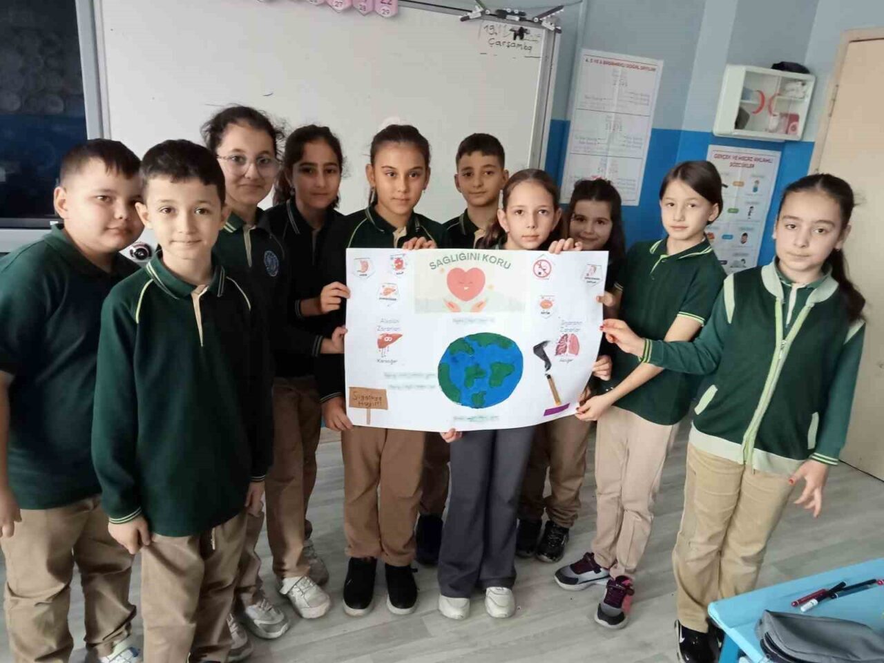 Düzce Karaçalı Süperlik İlkokulu'nun 4/B sınıfı öğrencileri, "Sigara ve Alkolün