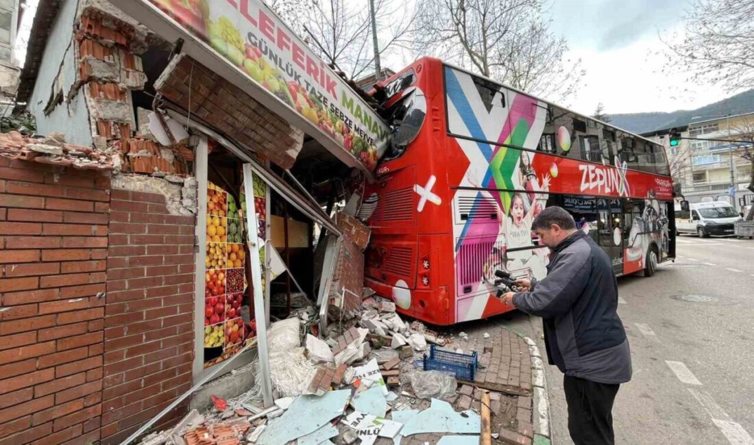 Bursa Yıldırım'da, Nuri Erbak Anadolu Lisesi önünde otobüsün imdat freni