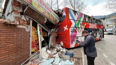 Bursa Yıldırım'da, Nuri Erbak Anadolu Lisesi önünde otobüsün imdat freni