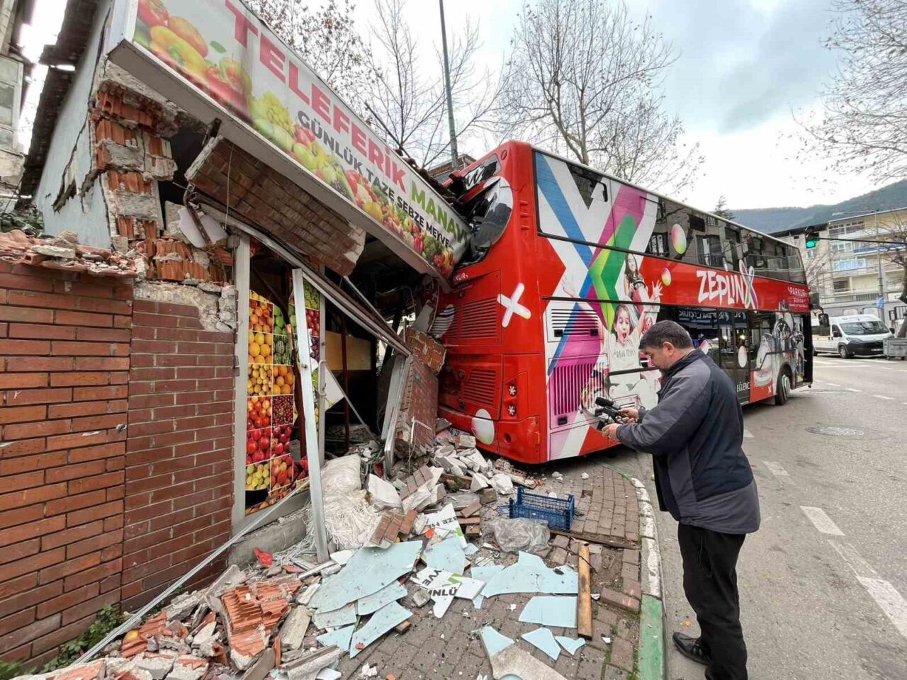 Bursa Yıldırım'da, Nuri Erbak Anadolu Lisesi önünde otobüsün imdat freni