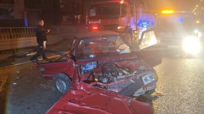 Bursa'nın İnegöl ilçesinde kontrolden çıkan Salih Ü. yönetimindeki otomobil, bariyerlere