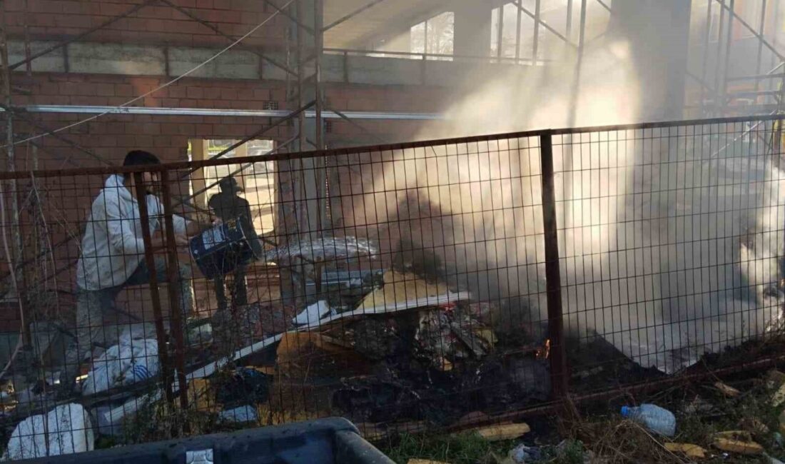 Samsun’un Çarşamba ilçesinde inşaat halindeki bir binanın bahçesinde oluşan yangın,