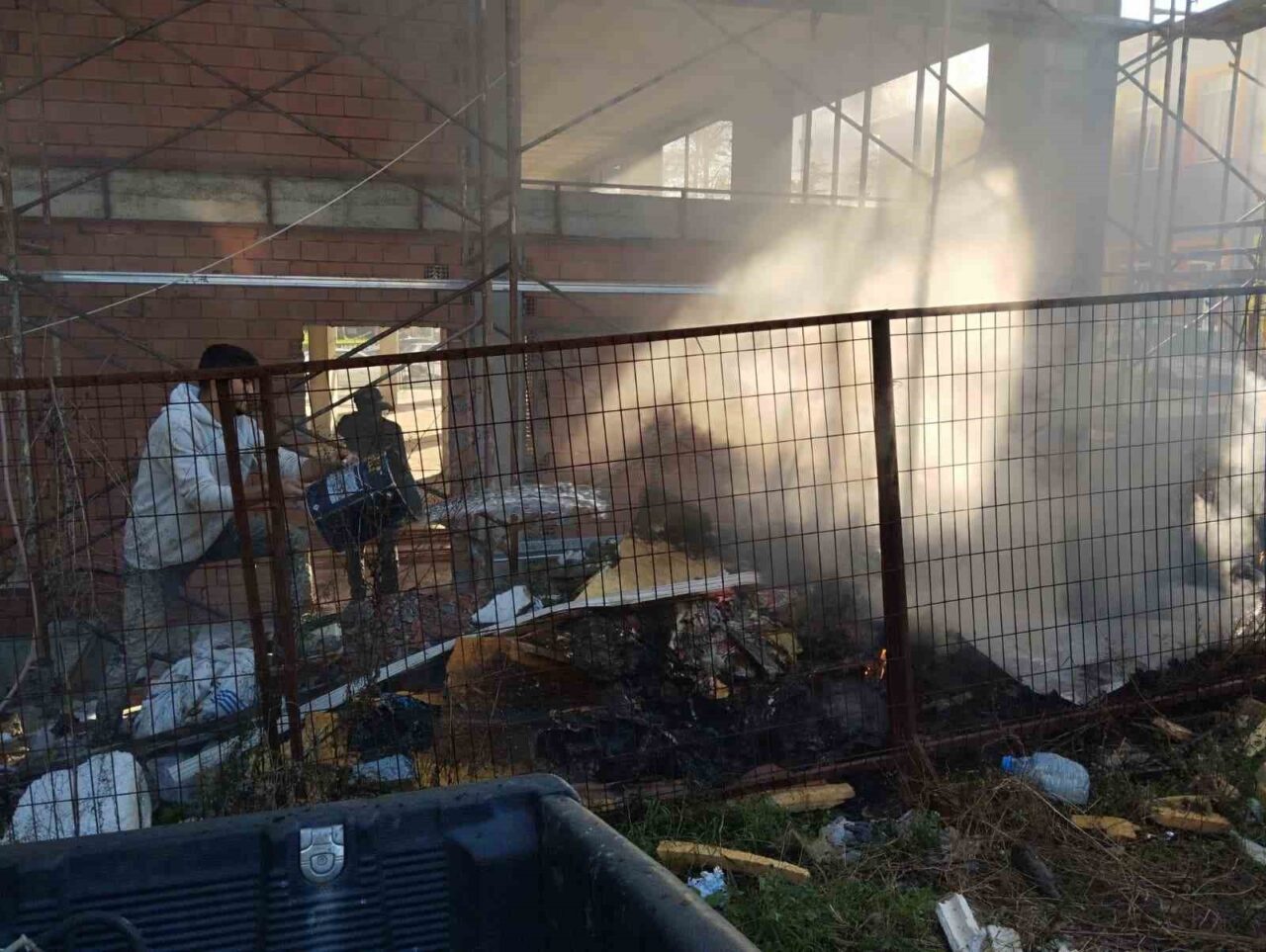 Samsun’un Çarşamba ilçesinde inşaat halindeki bir binanın bahçesinde oluşan yangın,