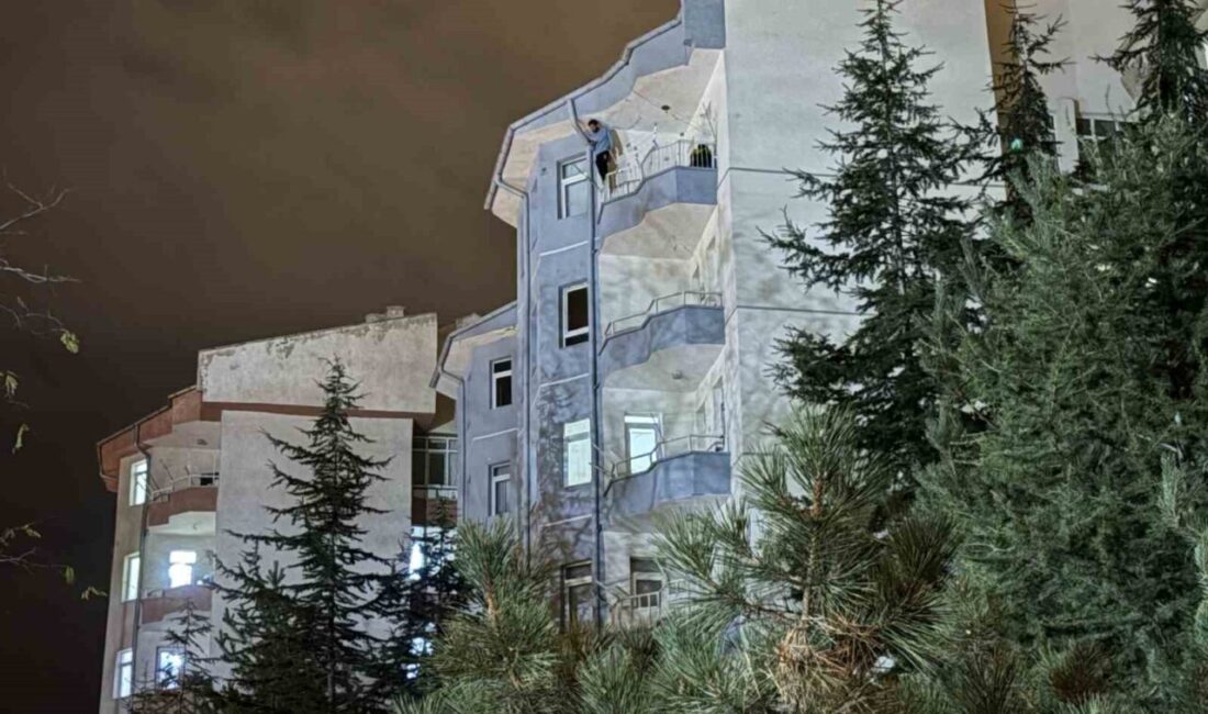 Kayseri’de Içerideki Korku, 4 Saatlik İkna Çabası Sonrası Aşağıya İndirilen Gencin İntiharı Önlenildi Kayseri'nin Melikgazi ilçesinde R.T. adlı bir kişi, evinin balkonuna çıkarak