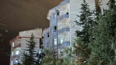 Kayseri’de Içerideki Korku, 4 Saatlik İkna Çabası Sonrası Aşağıya İndirilen Gencin İntiharı Önlenildi Kayseri'nin Melikgazi ilçesinde R.T. adlı bir kişi, evinin balkonuna çıkarak