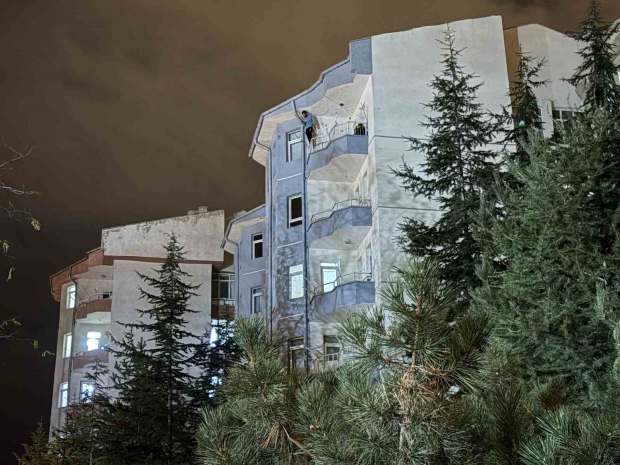 Kayseri'nin Melikgazi ilçesinde R.T. adlı bir kişi, evinin balkonuna çıkarak