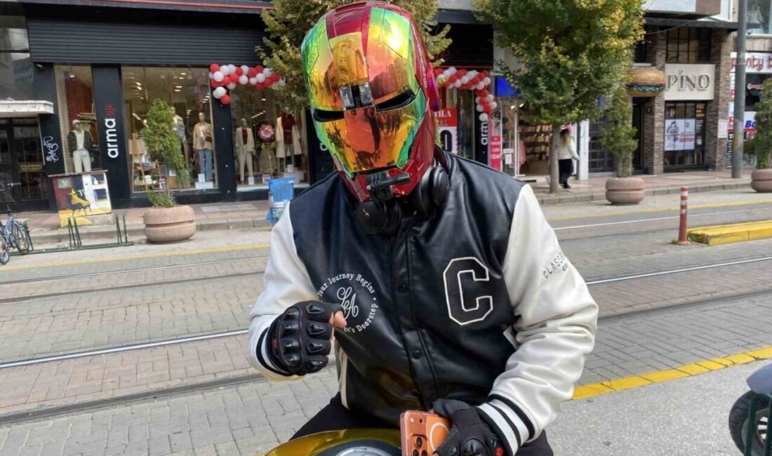 Eskişehirli Motosiklet Sürücüsü, İron-Man Kaskıyla Dikkat Çekiyor Eskişehir'de Bahadır Dülger, İron-Man kaskıyla motosiklet sürerek dikkat çekiyor. Yeni