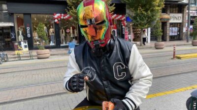 Eskişehir'de Bahadır Dülger, İron-Man kaskıyla motosiklet sürerek dikkat çekiyor. Yeni