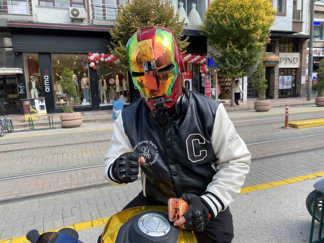 Eskişehir'de Bahadır Dülger, İron-Man kaskıyla motosiklet sürerek dikkat çekiyor. Yeni