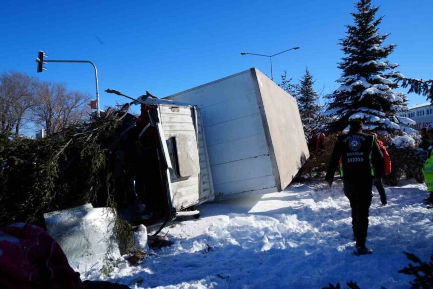 Erzurum’da devrilen kamyon refüjdeki ağacı kökünden sökerken olayda yaralılar oluştu.