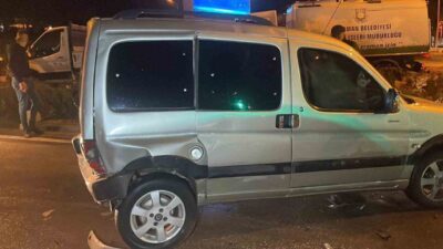 Karaman'da kırmızı ışıkta bekleyen araçlara çarpan S.Y. yönetimindeki otomobil, zincirleme