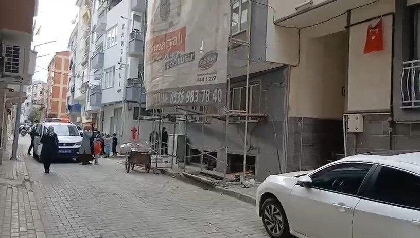 Bursa'nın Gemlik ilçesinde, dış cephe çalışması yapan 26 yaşındaki Özgür