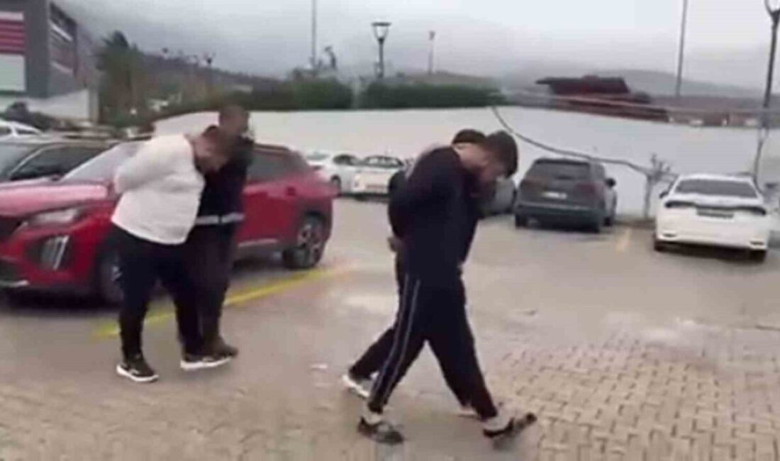 İskenderun’daki Silahla Yaralama Olayının Şüphelileri Tutuklandı Hatay'ın İskenderun ilçesinde, silahla kasten yaralama, tehdit ve mala zarar