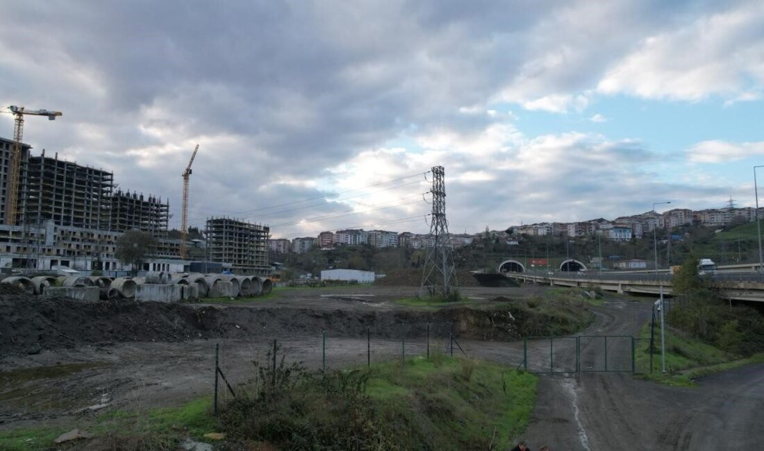 İstanbul'un Gaziosmanpaşa ilçesinde, İSKİ'nin talimatıyla dökülen malzeme nedeniyle hafriyat kamyonu