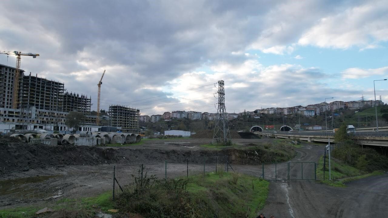 İstanbul'un Gaziosmanpaşa ilçesinde, İSKİ'nin talimatıyla dökülen malzeme nedeniyle hafriyat kamyonu