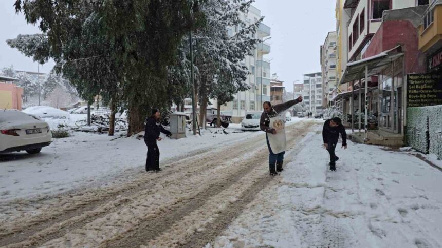 İslahiye’de yoğun kar yağışı etkisini artırarak sürüyor, vatandaşlar yolda zorlanıyor.