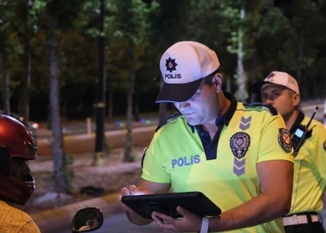 Isparta’da Denetimlerde Binlerce Kişi ve Araç Sorgulandı, Aranan suçlular ile Ruhsatsız Silahlar Ele Geçirildi Isparta’da 7-13 Aralık 2025 tarihleri arasında düzenlenen denetimlerde, 17 bin