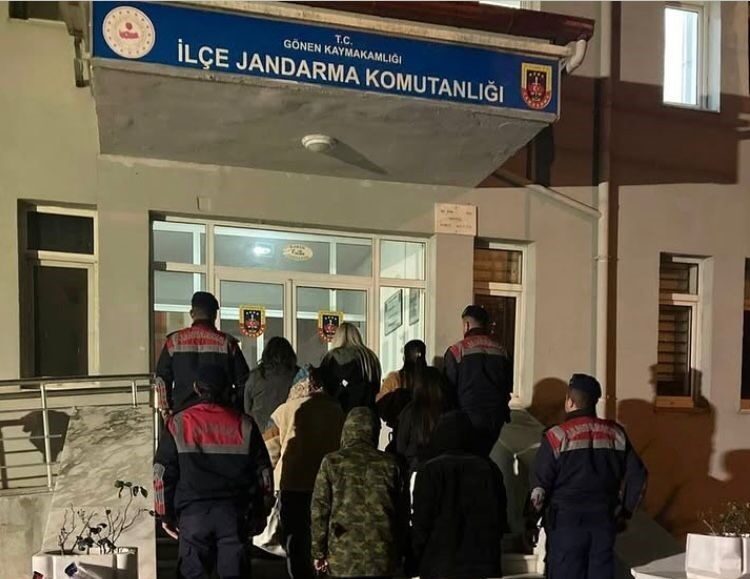 Isparta’da jandarma, 1 kaçakçıyla 5 göçmeni minibüste yakaladı.