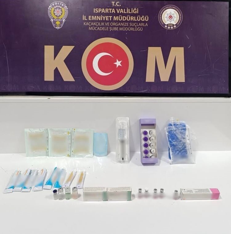 Isparta’da gerçekleştirilen operasyonlarda 37,7 litre kaçak alkol ve 30 adet kaçak tıbbi malzeme bulundu.