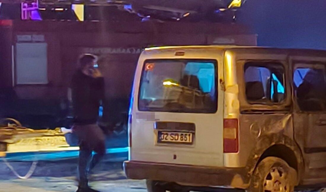 Isparta’da Ticari Araç Devrildi: İki Genç Yaralandı Isparta'nın Şarkikaraağaç ilçesinde, İsmail T. (18) yönetimindeki hafif ticari araç,