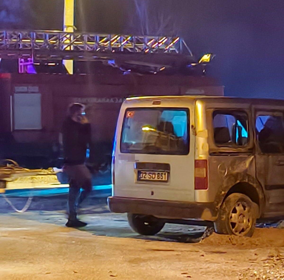 Isparta'nın Şarkikaraağaç ilçesinde, İsmail T. (18) yönetimindeki hafif ticari araç,