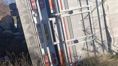 Isparta'nın Eğirdir ilçesinde, Selahattin U. yönetimindeki kamyonun kontrolden çıkarak şarampole