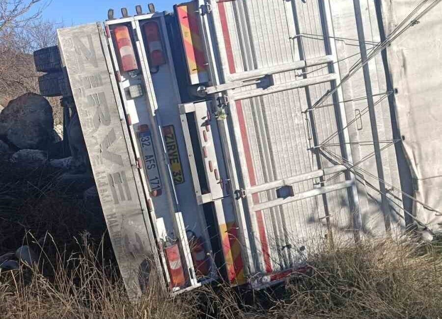 Isparta'nın Eğirdir ilçesinde, Selahattin U. yönetimindeki kamyonun kontrolden çıkarak şarampole