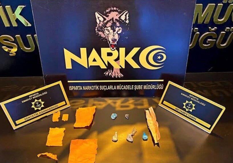 Isparta’da Narkotik ve Kaçakçılık Ekiplerinden Uyuşturucu ve Kaçak Sigara Operasyonu: 15 Gözaltı Isparta'da Narkotik ve KOM ekiplerinin gerçekleştirdiği operasyonda, uyuşturucu maddeler ve