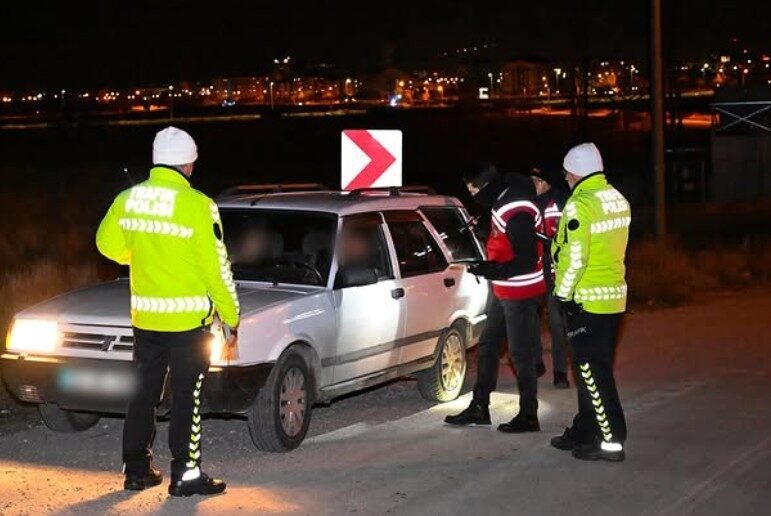 Isparta’da Emniyet Ekipleri Yılbaşı Öncesi Araç ve Kimlik Denetimleri Gerçekleştirdi