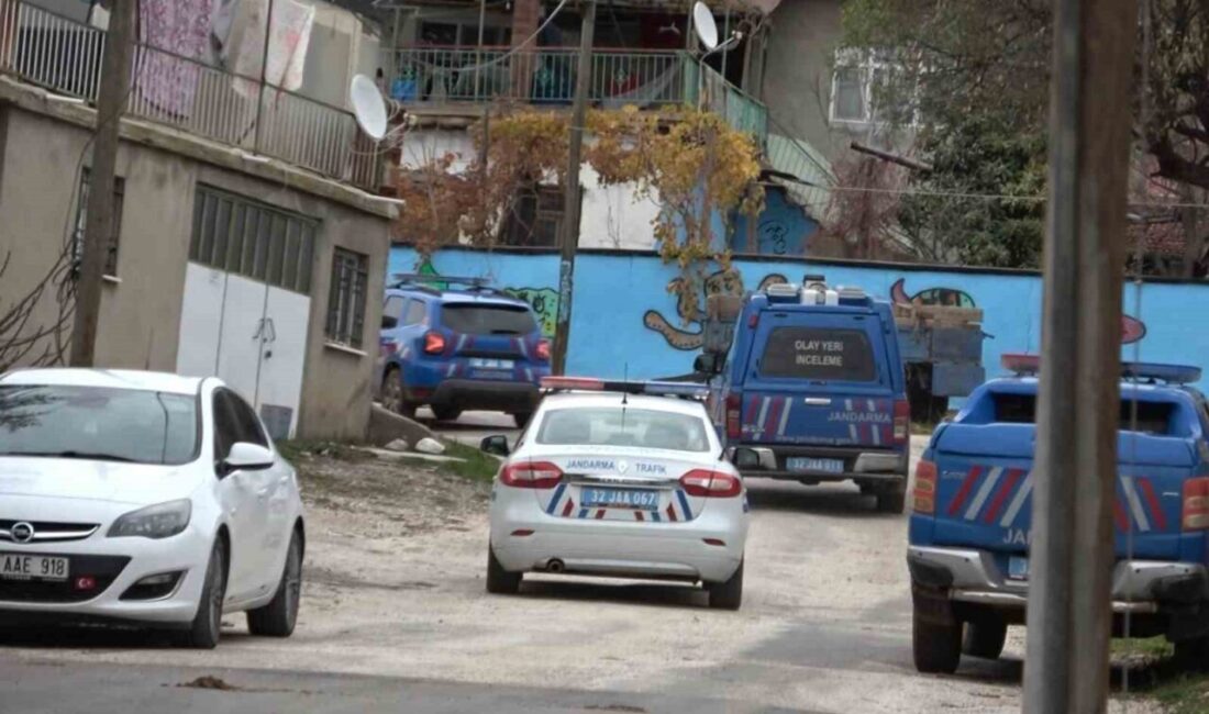 Isparta’da Yanmış Araç Yakınında Başsız Ceset Bulundu, 4 Şüpheli Gözaltına Alındı Isparta'nın Keçiborlu ilçesinde yanmış bir aracın yanında başsız cesedi bulunan