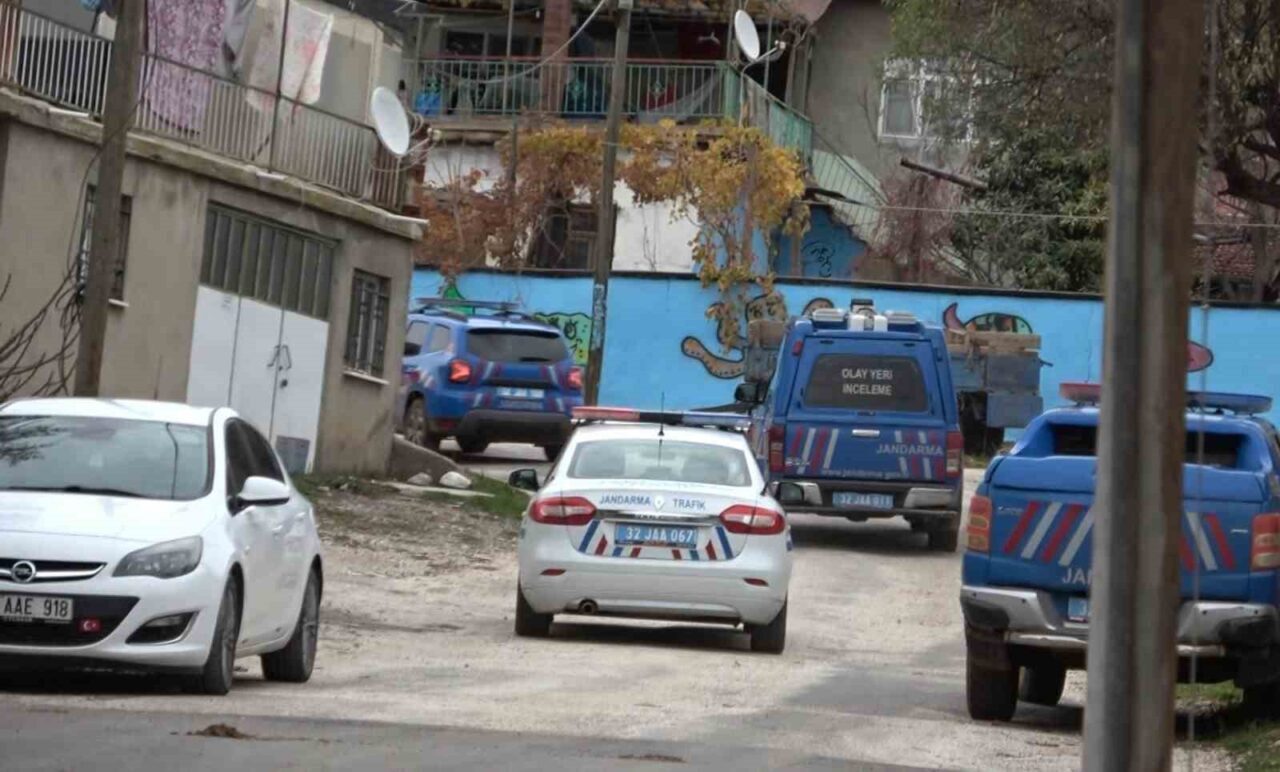 Isparta'nın Keçiborlu ilçesinde yanmış bir aracın yanında başsız cesedi bulunan