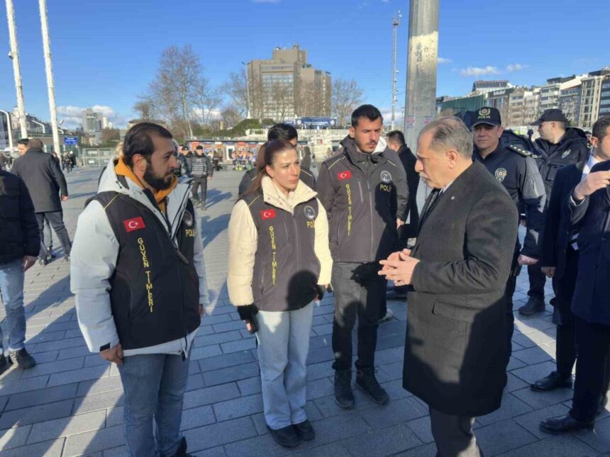 İstanbul Emniyet Müdürü Yıldız, Taksim’de yılbaşı güvenlik önlemlerini inceledi ve açıklamalarda bulundu.