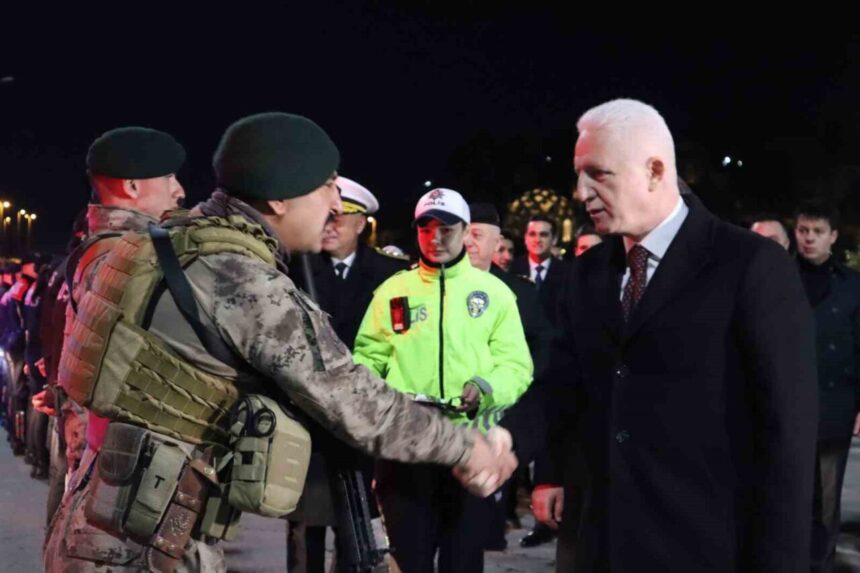 İstanbul Valisi Gül, yılbaşı güvenlik önlemleri için 15 Temmuz Şehitler Köprüsü’ndeki polisleri ziyaret etti.