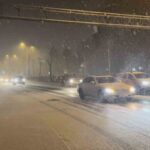 İstanbul’da yeni yılın ilk saniyelerinde kar yağışı etkili oldu, Sarıyer’de beyaz örtü oluştu.