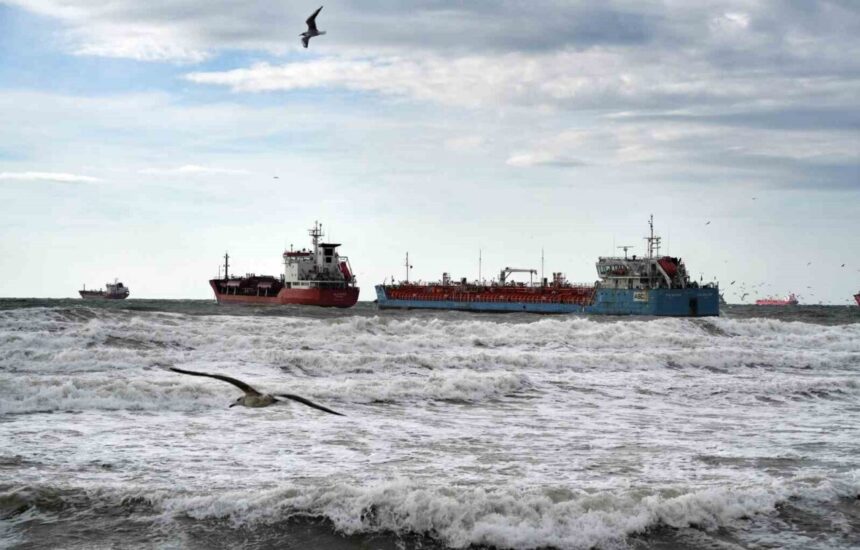 Küçükçekmece açıklarında lodos etkisiyle çarpışan iki tankerden biri kurtarıldı, diğeri için çalışmalar devam ediyor.