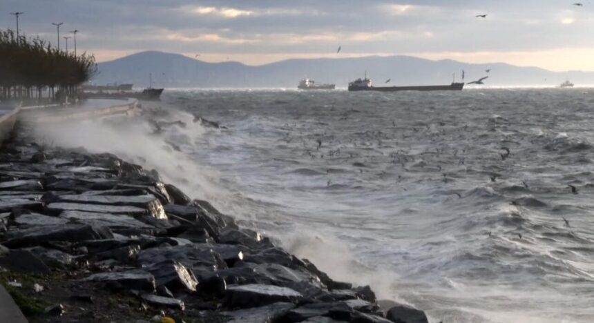 İstanbul’da Meteoroloji’nin uyarısı sonrası fırtına nedeniyle denizde büyük dalgalar oluştu.