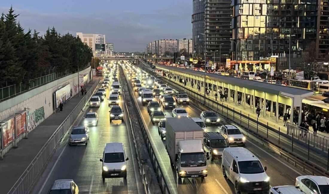 İstanbul’da Mesai Sonrası Trafik Yoğunluğu Yüzde 81’e Çıktı İstanbul'da akşam saatlerinde trafik yoğunluğu yüzde 81'e çıkarken, E-5 ve
