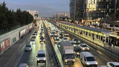 İstanbul'da akşam saatlerinde trafik yoğunluğu yüzde 81'e çıkarken, E-5 ve
