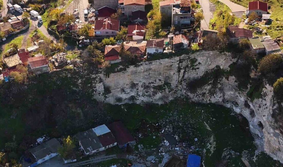 Başakşehir’deki Kapatılan Taş Ocağının Etrafında Yükseklikleriyle Tehlike Saçan Evler Bulunuyor Başakşehir'deki kapalı kireç fabrikası sonrası oluşan dev uçurum, mahalle sakinlerini