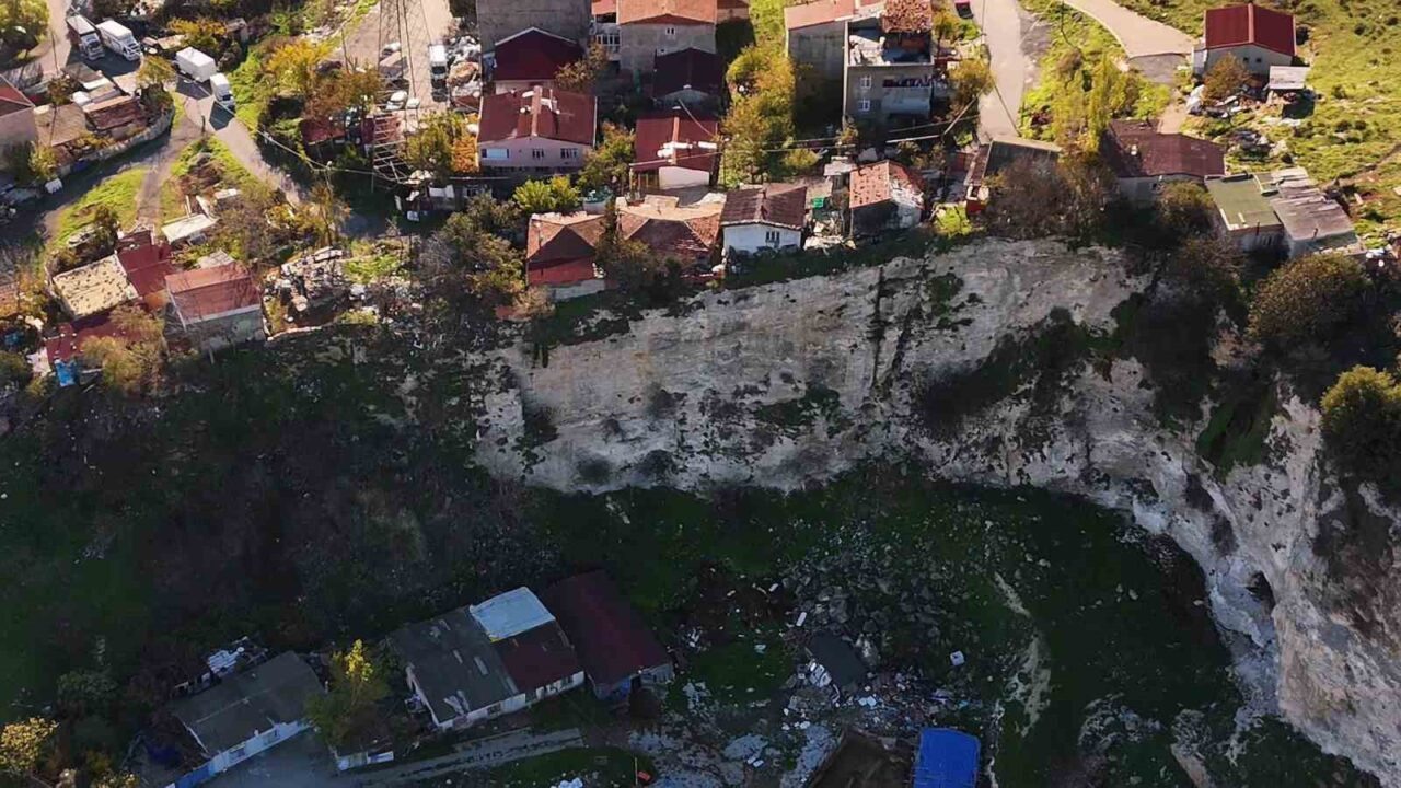 Başakşehir'deki kapalı kireç fabrikası sonrası oluşan dev uçurum, mahalle sakinlerini