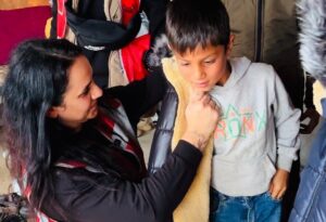 İstanbul'dan yola çıkan gönüllü grup, Şanlıurfa'nın Ceylanpınar ilçesinde kışlık mont,