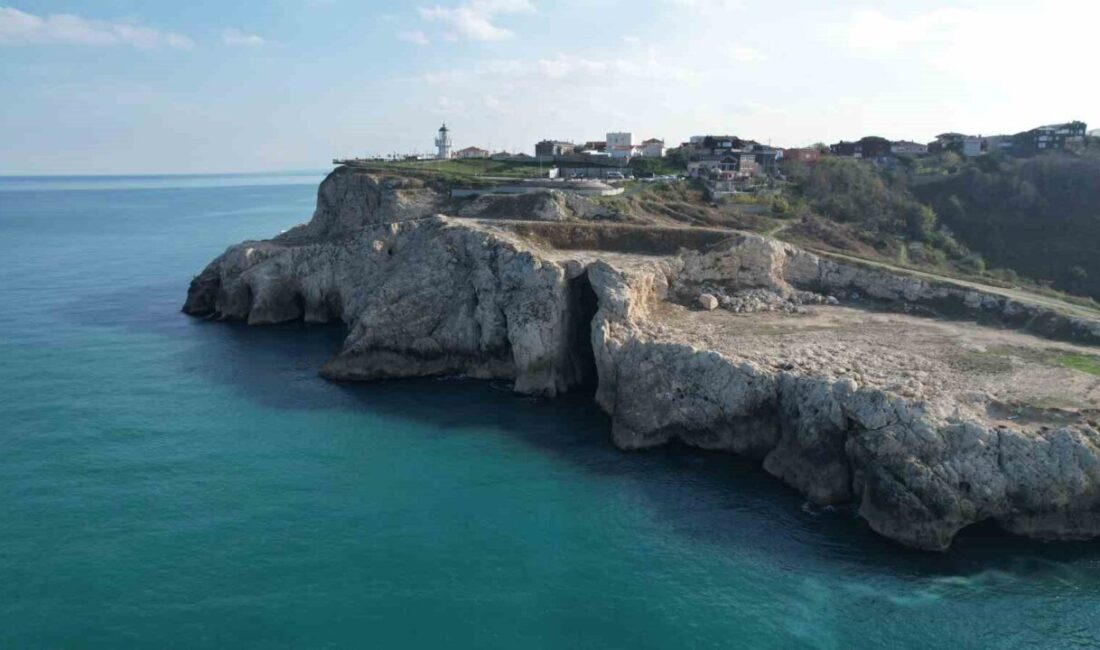 İstanbul’un Arnavutköy ilçesindeki Karaburun Mahallesi'nde, dalgaların aşındırdığı kayalıklarda oluşan doğal