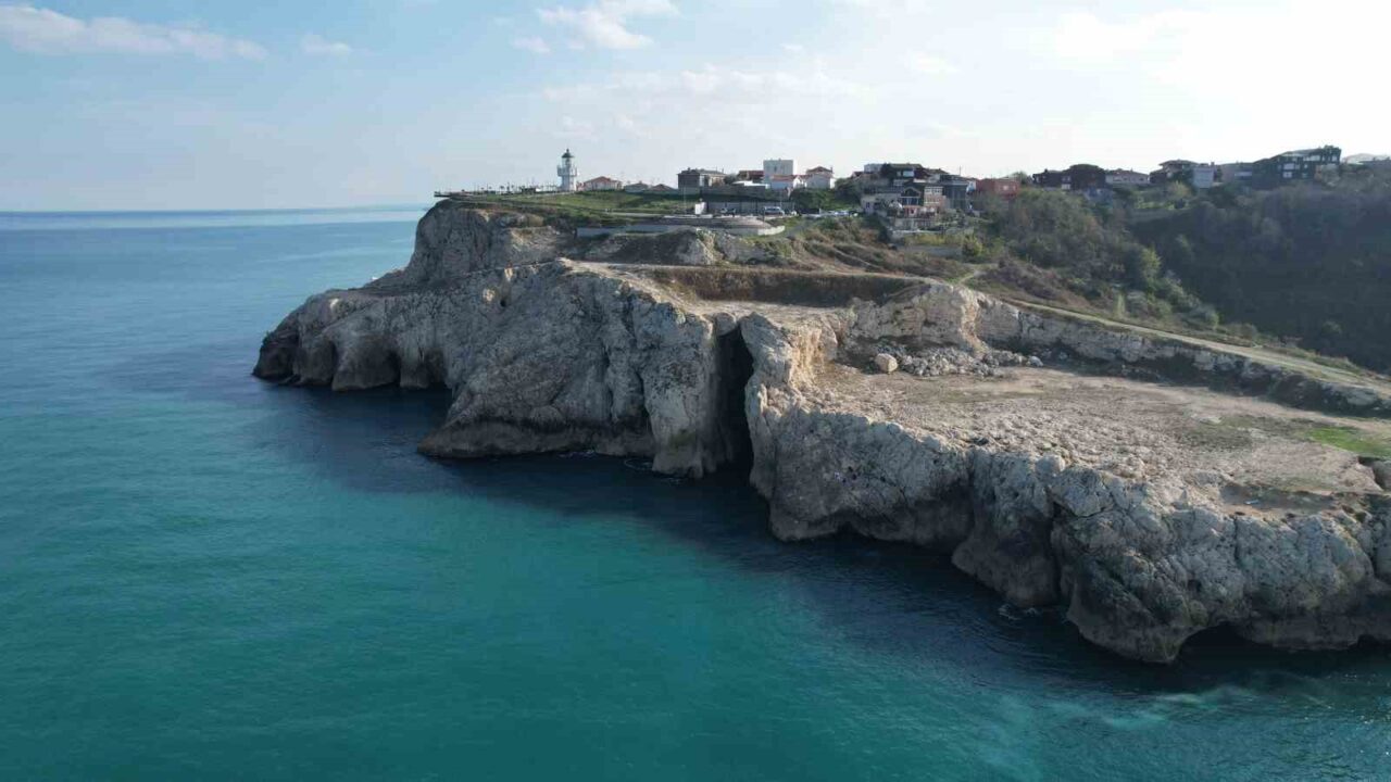İstanbul’un Arnavutköy ilçesindeki Karaburun Mahallesi'nde, dalgaların aşındırdığı kayalıklarda oluşan doğal