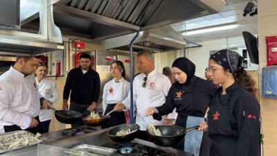 Tarsus Belediyesi, istiridye mantarlarını Mersin Üniversitesi Gastronomi Bölümü öğrencilerine tanıttı.