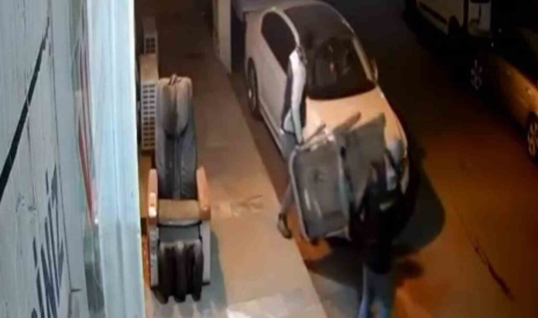 Viranşehir’de İşyeri Önündeki Koşu Bandı Hırsızlık Kurbanı Oldu, Güvenlik Kamerası Anları Belgeledi Şanlıurfa'nın Viranşehir ilçesinde bir spot mağazasının önündeki koşu bandı, iki