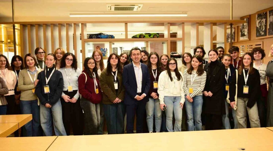 İtalya’dan Gelen Öğrenciler Bursa’da Kültürel Değişim Yaşadı İtalya'dan gelen 20 öğrenci ve 4 öğretmen, Bursa'da Şahinkaya Eğitim